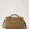 Alexa Salcombe Sandfarbenes Wildleder