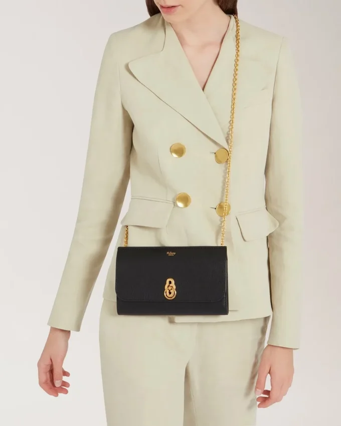 Amberley Clutch aus schwarzem, quergenarbtem Leder Amberley Amberley Clutch aus schwarzem, quergenarbtem Leder Amberley