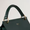 Amberley-Griff in Mulberry Green, klein, klassisches Narbenleder Amberley-Griff in Mulberry Green, klein, klassisches Narbenleder