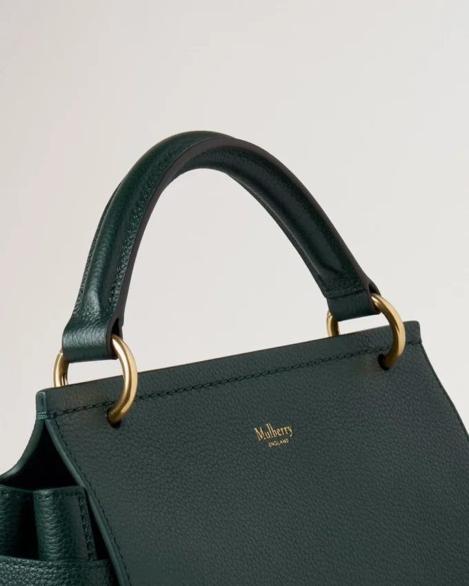 Amberley-Griff in Mulberry Green, klein, klassisches Narbenleder Amberley-Griff in Mulberry Green, klein, klassisches Narbenleder