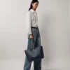 Bayswater Tote Night Sky & Poplin Blue Kleine klassische Narbung mit Kontrast Bayswater Tote Night Sky & Poplin Blue Kleine klassische Narbung mit Kontrast