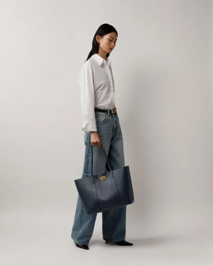 Bayswater Tote Night Sky & Poplin Blue Kleine klassische Narbung mit Kontrast Bayswater Tote Night Sky & Poplin Blue Kleine klassische Narbung mit Kontrast