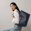 Bayswater Tote Night Sky & Poplin Blue Kleine klassische Narbung mit Kontrast Bayswater Tote Night Sky & Poplin Blue Kleine klassische Narbung mit Kontrast
