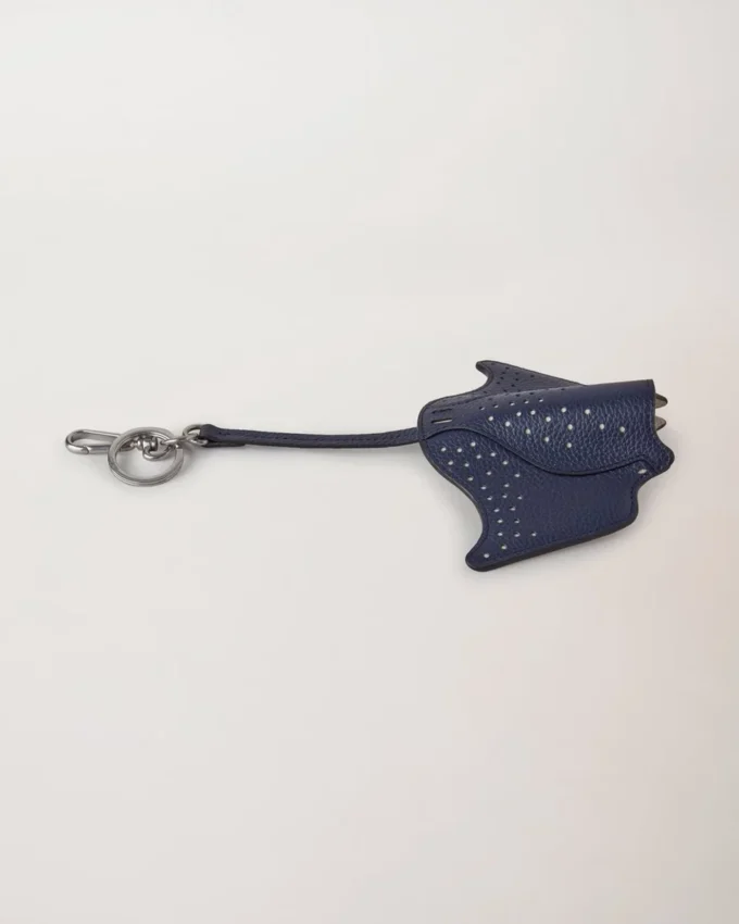 Etui-Schlüsselanhänger – Mantarochen Oxfordblau, klein, klassisches Narbenbild