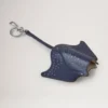 Etui-Schlüsselanhänger – Mantarochen Oxfordblau, klein, klassisches Narbenbild