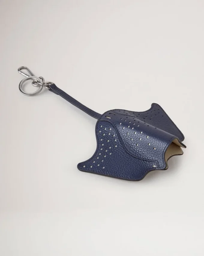 Etui-Schlüsselanhänger – Mantarochen Oxfordblau, klein, klassisches Narbenbild