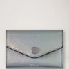 Gefaltete Geldbörse für mehrere Karten aus silber-schillerndem Leder mit Eidechsenprägung Gefaltete Geldbörse für mehrere Karten aus silber-schillerndem Leder mit Eidechsenprägung