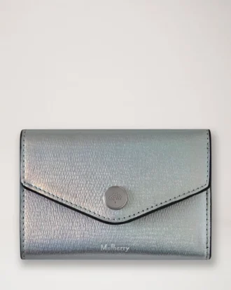 Gefaltete Geldbörse für mehrere Karten aus silber-schillerndem Leder mit Eidechsenprägung Gefaltete Geldbörse für mehrere Karten aus silber-schillerndem Leder mit Eidechsenprägung