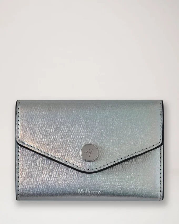 Gefaltete Geldbörse für mehrere Karten aus silber-schillerndem Leder mit Eidechsenprägung Gefaltete Geldbörse für mehrere Karten aus silber-schillerndem Leder mit Eidechsenprägung