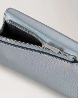 Gefaltete Geldbörse für mehrere Karten aus silber-schillerndem Leder mit Eidechsenprägung Gefaltete Geldbörse für mehrere Karten aus silber-schillerndem Leder mit Eidechsenprägung