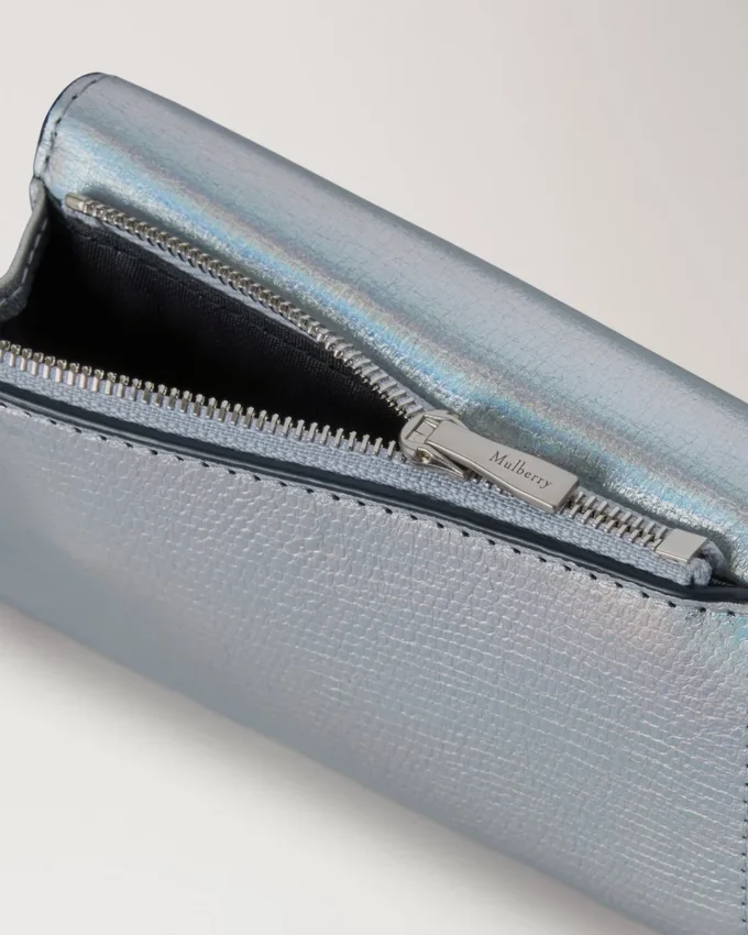Gefaltete Geldbörse für mehrere Karten aus silber-schillerndem Leder mit Eidechsenprägung Gefaltete Geldbörse für mehrere Karten aus silber-schillerndem Leder mit Eidechsenprägung