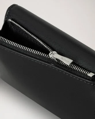 Gefaltete Mehrfach-Kartenbrieftasche aus schwarzem Hochglanzleder