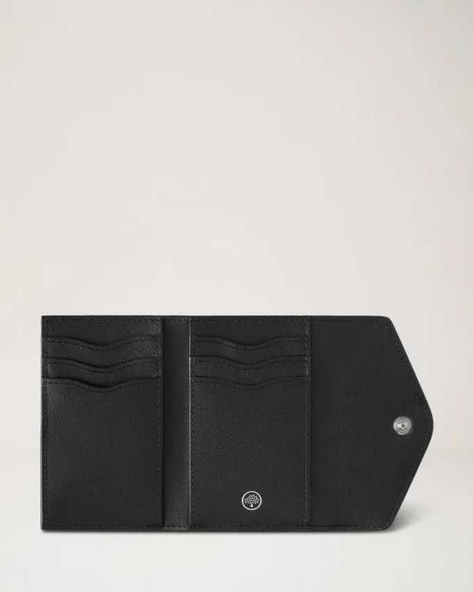 Gefaltete Mehrfach-Kartenbrieftasche aus schwarzem Hochglanzleder Gefaltete Mehrfach-Kartenbrieftasche aus schwarzem Hochglanzleder
