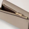 Gefaltete Mehrfach-Kartenbrieftasche Kaschmir Taupe Kleine klassische Narbung Gefaltete Mehrfach-Kartenbrieftasche Kaschmir Taupe Kleine klassische Narbung