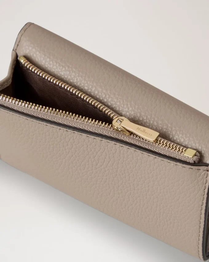 Gefaltete Mehrfach-Kartenbrieftasche Kaschmir Taupe Kleine klassische Narbung Gefaltete Mehrfach-Kartenbrieftasche Kaschmir Taupe Kleine klassische Narbung