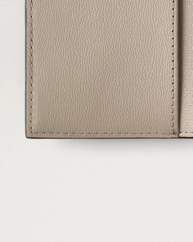 Gefaltete Mehrfach-Kartenbrieftasche Kaschmir Taupe Kleine klassische Narbung Gefaltete Mehrfach-Kartenbrieftasche Kaschmir Taupe Kleine klassische Narbung