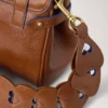 Gewebter Lederriemen mit Herzmotiv aus glattem, glänzendem Leder in Eiche und Pigmentblau