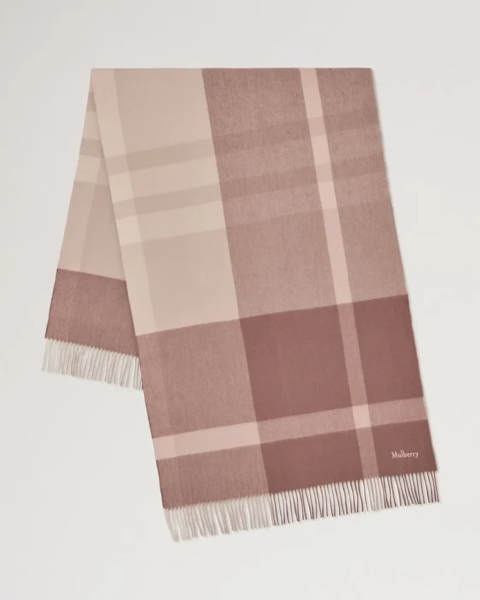 Großkarierter Schal aus Merinowolle in den Farben Autumn Rose & Powder Rose Großkarierter Schal aus Merinowolle in den Farben Autumn Rose & Powder Rose