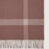 Großkarierter Schal aus Merinowolle in den Farben Autumn Rose & Powder Rose Großkarierter Schal aus Merinowolle in den Farben Autumn Rose & Powder Rose