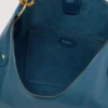 Hackney-Umhängetasche aus blauem Hochglanzleder