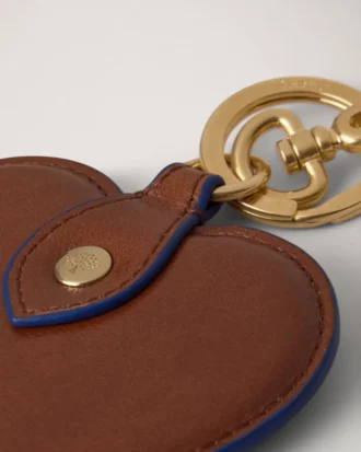 Herz-Schlüsselanhänger aus glattem, glänzendem Leder in Eiche & Pigmentblau Herz-Schlüsselanhänger aus glattem, glänzendem Leder in Eiche & Pigmentblau