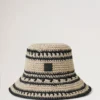 Häkel-Bucket-Hat aus beigem und schwarzem Papierraffia für Herren Häkel-Bucket-Hat aus beigem und schwarzem Papierraffia für Herren