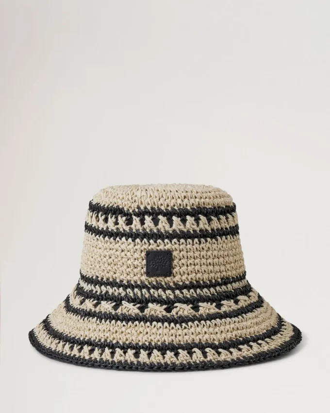 Häkel-Bucket-Hat aus beigem und schwarzem Papierraffia für Herren Häkel-Bucket-Hat aus beigem und schwarzem Papierraffia für Herren