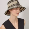 Häkel-Bucket-Hat aus beigem und schwarzem Papierraffia für Herren Häkel-Bucket-Hat aus beigem und schwarzem Papierraffia für Herren