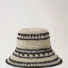 Häkel-Bucket-Hat aus beigem und schwarzem Papierraffia für Herren Häkel-Bucket-Hat aus beigem und schwarzem Papierraffia für Herren