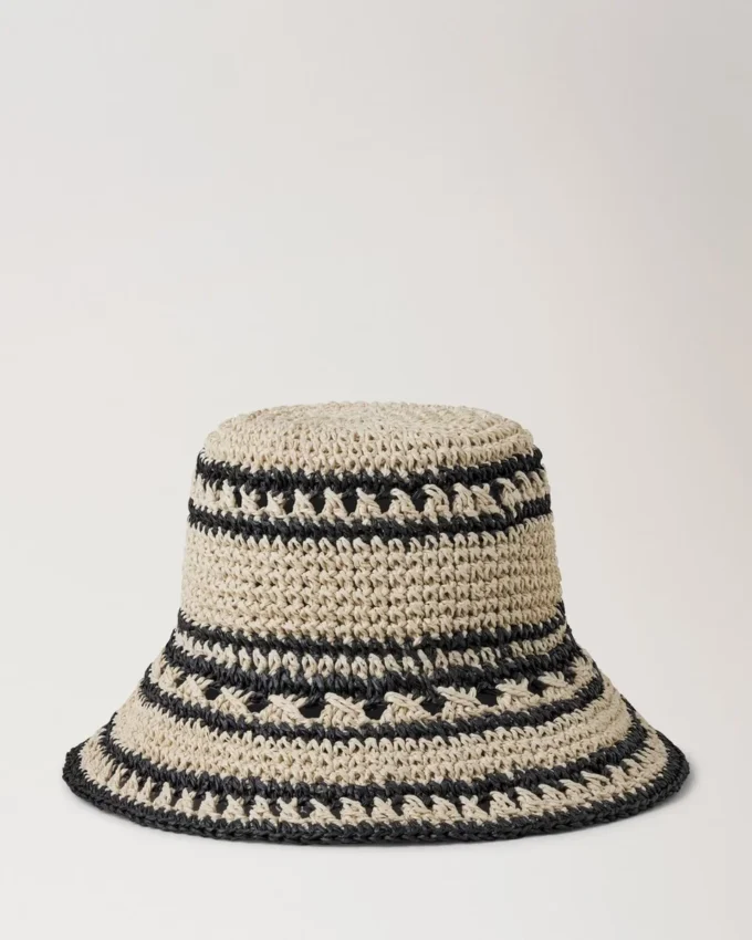 Häkel-Bucket-Hat aus beigem und schwarzem Papierraffia für Herren Häkel-Bucket-Hat aus beigem und schwarzem Papierraffia für Herren