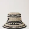Häkel-Bucket-Hat aus beigem und schwarzem Papierraffia für Herren Häkel-Bucket-Hat aus beigem und schwarzem Papierraffia für Herren