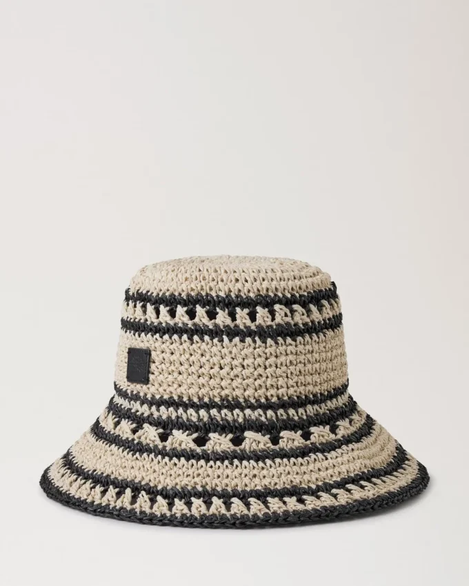 Häkel-Bucket-Hat aus beigem und schwarzem Papierraffia für Herren Häkel-Bucket-Hat aus beigem und schwarzem Papierraffia für Herren
