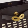 Islington Bucket aus gewebtem Leder in Ebenholz und Eierschalenfarbe Islington Bucket aus gewebtem Leder in Ebenholz und Eierschalenfarbe