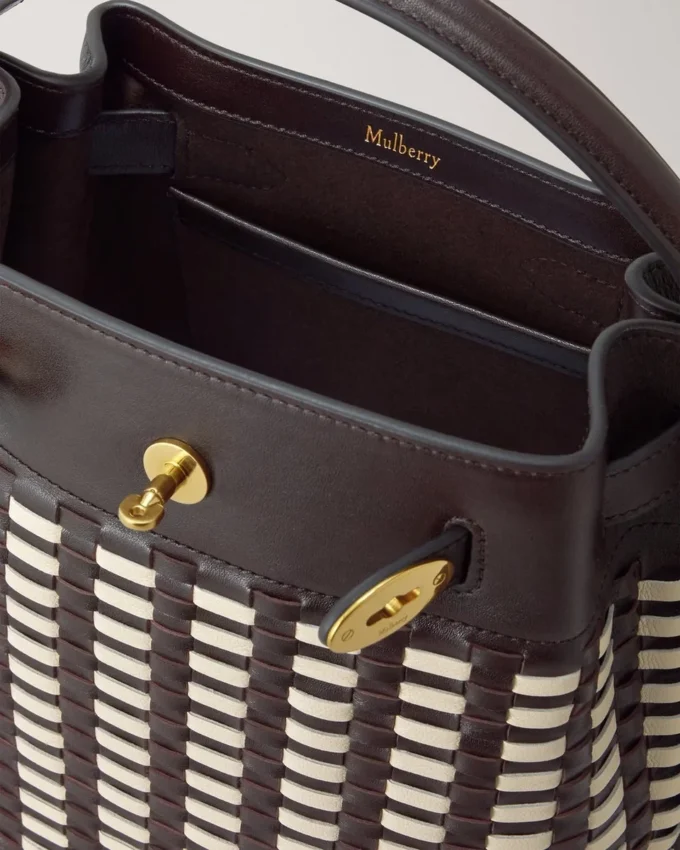 Islington Bucket aus gewebtem Leder in Ebenholz und Eierschalenfarbe Islington Bucket aus gewebtem Leder in Ebenholz und Eierschalenfarbe