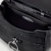Kleine Amberley-Handtasche mit Griff, schwarz glänzend, kleines Krokodilmuster Kleine Amberley-Handtasche mit Griff, schwarz glänzend, kleines Krokodilmuster