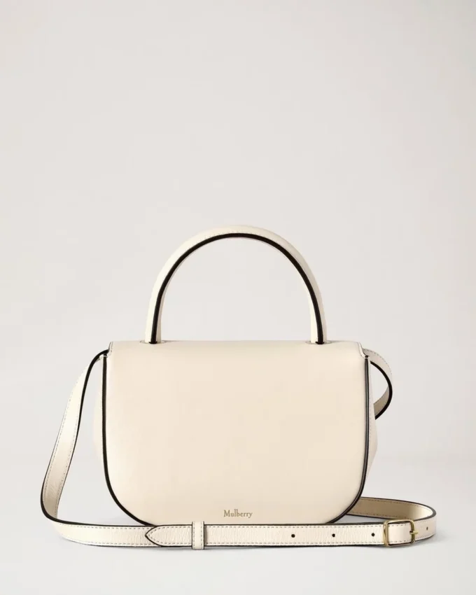 Kleine Amberley-Handtasche mit Tragegriff, in der Farbe „Eggshell Buttery Nappa“ Kleine Amberley-Handtasche mit Tragegriff, in der Farbe „Eggshell Buttery Nappa“