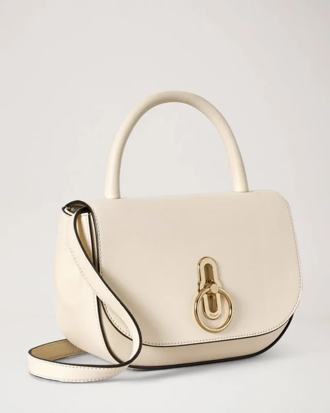 Kleine Amberley-Handtasche mit Tragegriff, in der Farbe „Eggshell Buttery Nappa“ Kleine Amberley-Handtasche mit Tragegriff, in der Farbe „Eggshell Buttery Nappa“