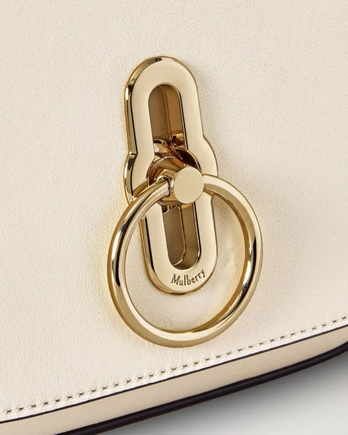 Kleine Amberley-Handtasche mit Tragegriff, in der Farbe „Eggshell Buttery Nappa“ Kleine Amberley-Handtasche mit Tragegriff, in der Farbe „Eggshell Buttery Nappa“