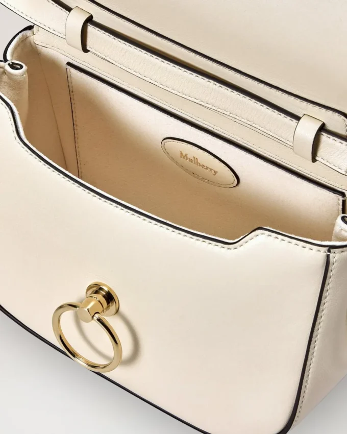 Kleine Amberley-Handtasche mit Tragegriff, in der Farbe „Eggshell Buttery Nappa“ Kleine Amberley-Handtasche mit Tragegriff, in der Farbe „Eggshell Buttery Nappa“