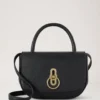 Kleine Amberley-Handtasche mit Tragegriff, schwarzes, geschmeidiges Glattleder Kleine Amberley-Handtasche mit Tragegriff, schwarzes, geschmeidiges Glattleder