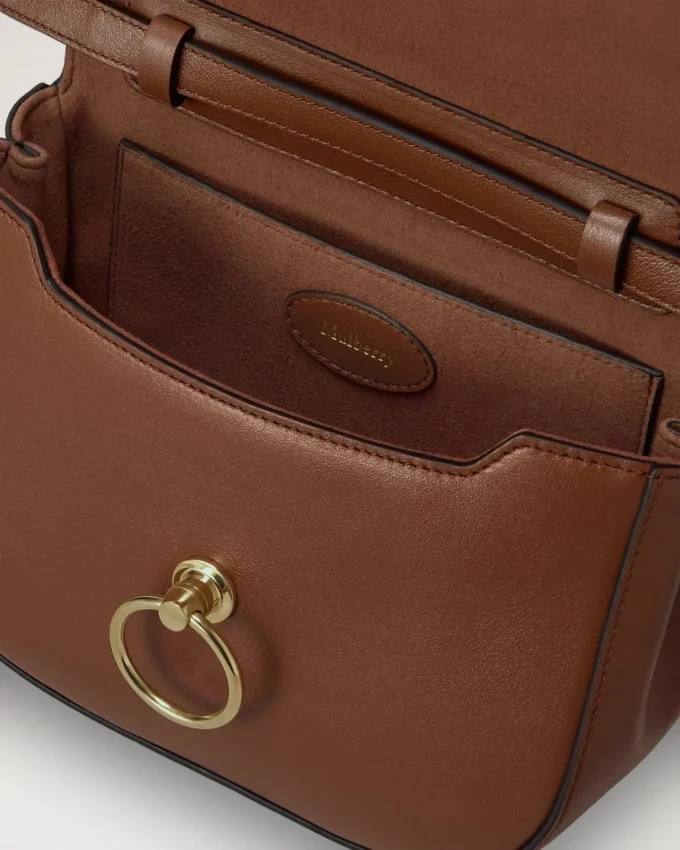 Kleine Amberley-Tasche mit Tragegriff aus geschmeidigem, glattem Eichenleder Kleine Amberley-Tasche mit Tragegriff aus geschmeidigem, glattem Eichenleder