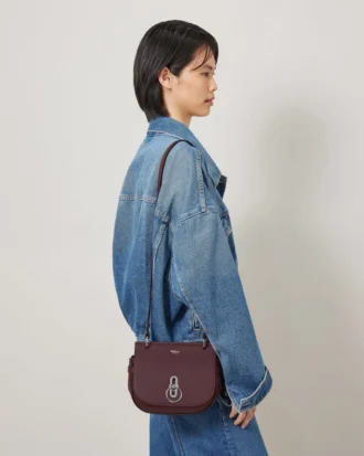 Kleine Amberley-Umhängetasche Black Cherry Small Classic Grain