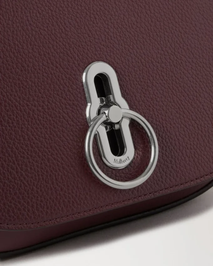 Kleine Amberley-Umhängetasche Black Cherry Small Classic Grain Kleine Amberley-Umhängetasche Black Cherry Small Classic Grain