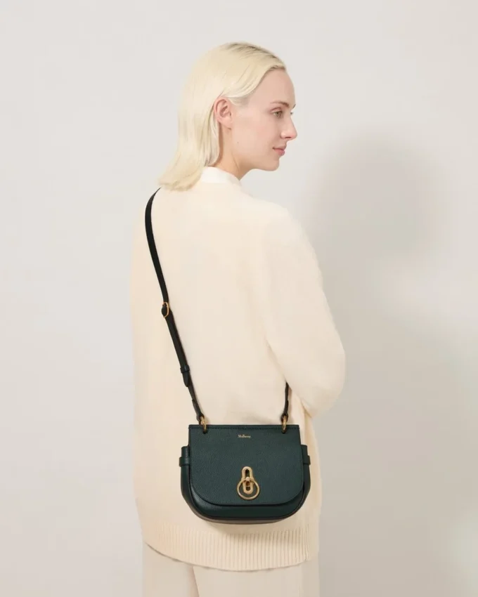 Kleine Amberley-Umhängetasche in Mulberry Green, kleine klassische Narbung Kleine Amberley-Umhängetasche in Mulberry Green, kleine klassische Narbung
