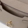 Kleine Amberley-Umhängetasche Kaschmir Taupe Kleine klassische Narbung Kleine Amberley-Umhängetasche Kaschmir Taupe Kleine klassische Narbung