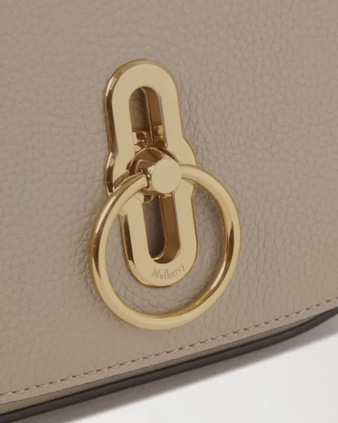 Kleine Amberley-Umhängetasche Kaschmir Taupe Kleine klassische Narbung Kleine Amberley-Umhängetasche Kaschmir Taupe Kleine klassische Narbung