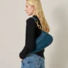 Kleine Hackney-Umhängetasche aus blauem Hochglanzleder Kleine Hackney-Umhängetasche aus blauem Hochglanzleder