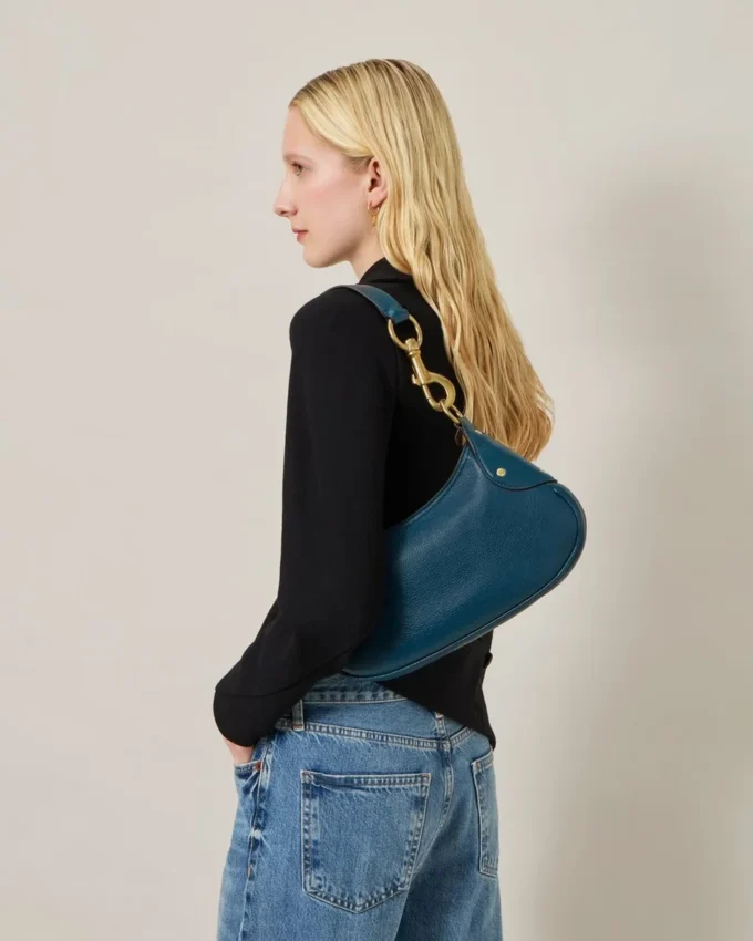 Kleine Hackney-Umhängetasche aus blauem Hochglanzleder Kleine Hackney-Umhängetasche aus blauem Hochglanzleder