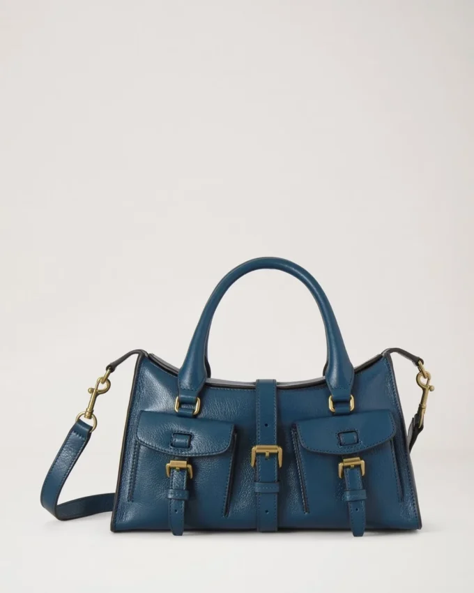 Kleine Roxanne aus blauem Hochglanzleder Kleine Roxanne aus blauem Hochglanzleder