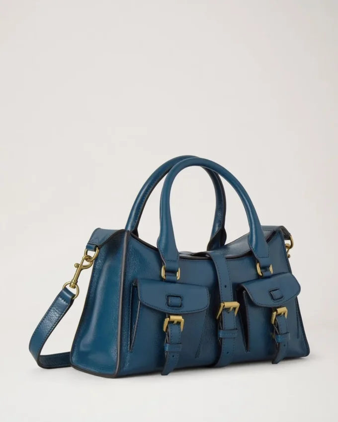 Kleine Roxanne aus blauem Hochglanzleder Kleine Roxanne aus blauem Hochglanzleder